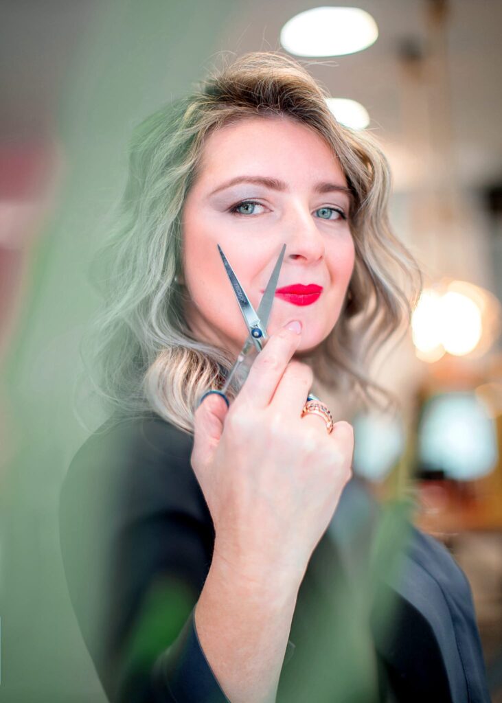 Mercedes Caceres mostrando sus tijeras