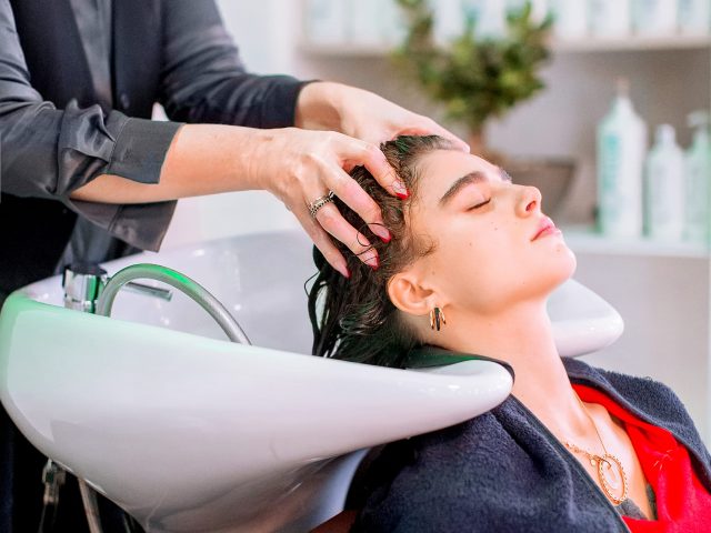 Lavando la cabeza a una clienta