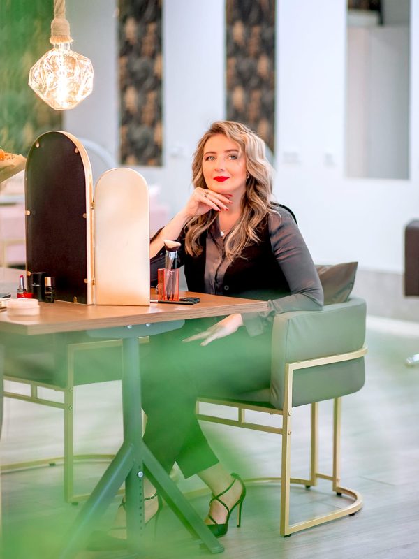 Mercedes Caceres sentada en su stand