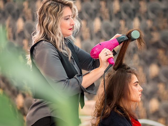 Mercedes Cáceres peinando en su peluquería