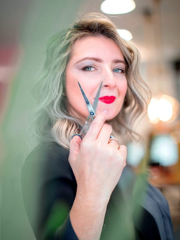 Mercedes Caceres mostrando sus tijeras